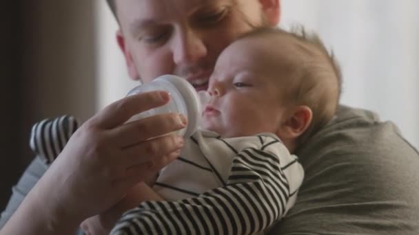 Närbild Porträtt Omtänksam Far Hålla Bedårande Spädbarn Dotter Eller Son — Stockvideo