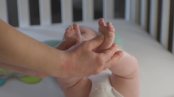 Крупный План Любящей Матери Трогающей Делающей Массаж Очаровательных Новорожденных Ног — стоковое видео