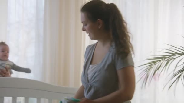 Hombre Sostiene Hija Hijo Sus Brazos Mira Esposa Madre Prepara — Vídeos de Stock