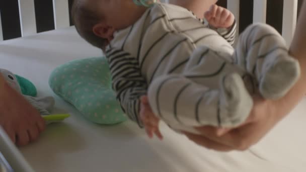 Tiro Perto Pai Põe Bebê Recém Nascido Berço Mãe Prepara — Vídeo de Stock