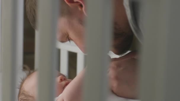 Close Shot Van Gelukkige Vader Speelt Met Baby Kust Kind — Stockvideo