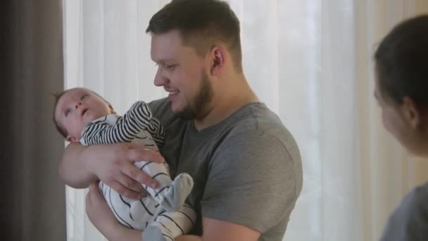 Homem Embala Bebê Recém Nascido Bodysuit Antes Dia Cochilar Berçário — Vídeo de Stock