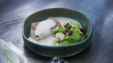 Kızarmış balığa tuz, biber ya da baharat ve üzerine beyaz sos, ceviz ve böğürtlen ekleyin. Yemek hazırlığını bitiriyorum. Gurme mutfağı olan bir restoran. Kamu hizmeti.