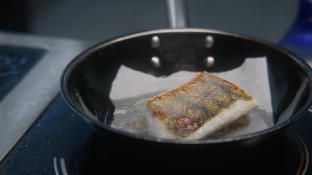 Close Zicht Sappig Visvlees Liggend Papier Koekenpan Chef Loopt Achtergrond — Stockvideo