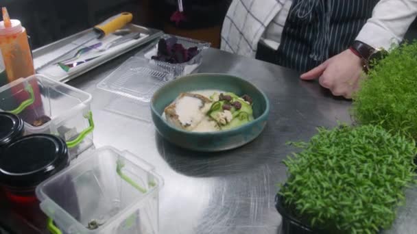 Σεφ Κάνει Παρουσίαση Του Πιάτου Αρσενικό Μάγειρα Βάζει Διακοσμητικά Πέταλα — Αρχείο Βίντεο