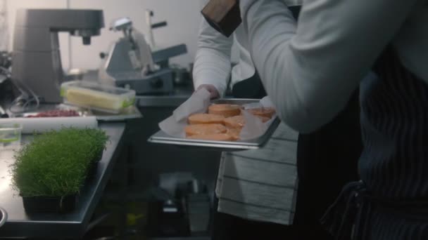 Mężczyźni Gotują Smaczny Posiłek Dodają Sól Lub Przyprawy Słodkiego Ziemniaka — Wideo stockowe