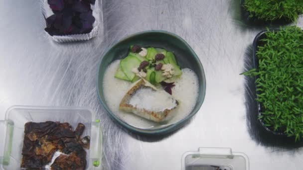 Chef Hace Presentación Del Plato Cocinero Decora Plato Pescado Frito — Vídeo de stock