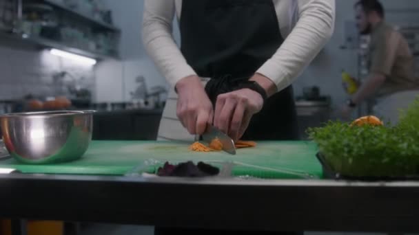 Χέρια Κοντά Επαγγελματικό Ανδρικό Μάγειρα Που Στέκεται Δίπλα Στο Τραπέζι — Αρχείο Βίντεο