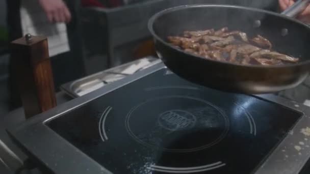 Σεφ Μαγειρεύει Νόστιμο Φαγητό Στη Σόμπα Αρσενικός Μάγειρας Τηγανίζει Ζουμερό — Αρχείο Βίντεο