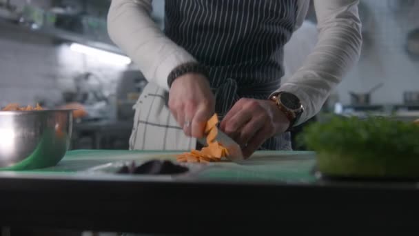 Χέρια Κοντινή Απόσταση Από Επαγγελματία Μάγειρα Ποδιά Δίπλα Στο Τραπέζι — Αρχείο Βίντεο