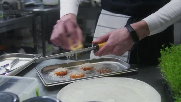 Şef Mutfakta Lezzetli Yemekler Pişirir Erkek Aşçı Küçük Peynir Rendesiyle — Stok video