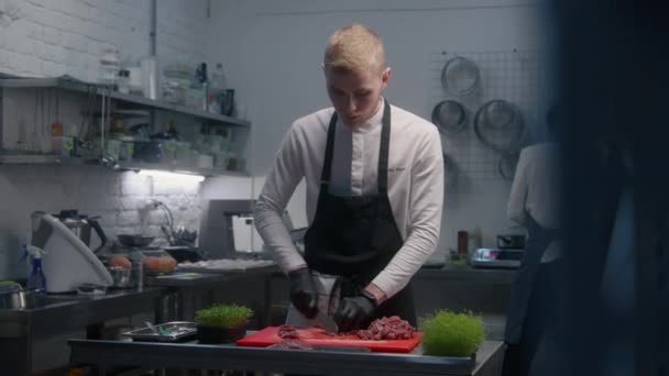 Professional Cook Apron Cuts Pieces Meat Cutting Board Colleague Prepares — Stock Video