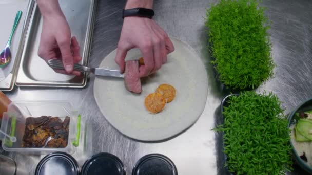 Chef Faz Apresentação Prato Antes Servir Cozinheiro Coloca Suculento Bife — Vídeo de Stock