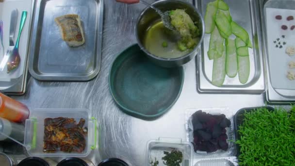 Chef Pone Comida Plato Verduras Vapor Frijoles Col Hace Composición — Vídeo de stock