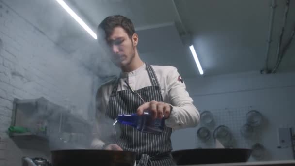Şef Lezzetli Yemekler Pişirir Erkek Aşçı Alevli Tavada Kızartma Yapıyor — Stok video