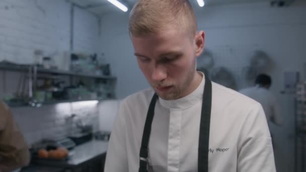 Erkek Aşçı Mutfak Masasının Yanında Durur Tatlı Patates Keser Arkadaşı — Stok video