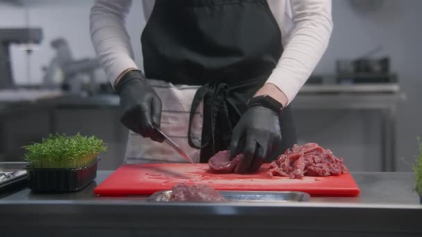 Professionelle Köchin Schürze Schneidet Fleischstücke Auf Schneidebrett Kisten Mit Mikrogemüse — Stockvideo