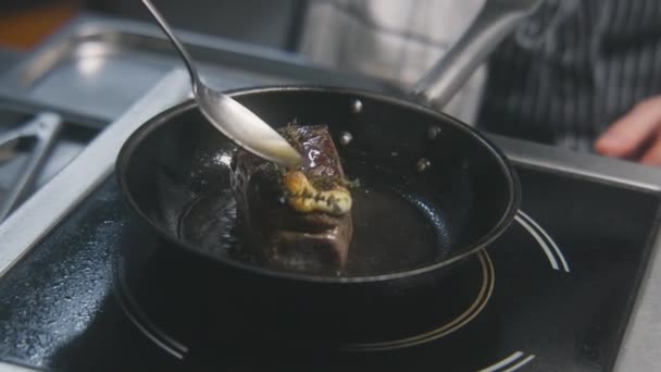 Şef Ocakta Lezzetli Yemekler Pişirir Erkek Aşçı Tavada Sulu Biftek — Stok video