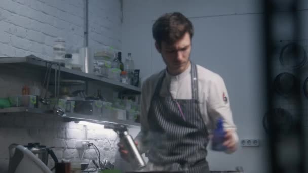 Cuoco Maschio Grembiule Fuoco Alla Padella Frigge Carne Manzo Stile — Video Stock