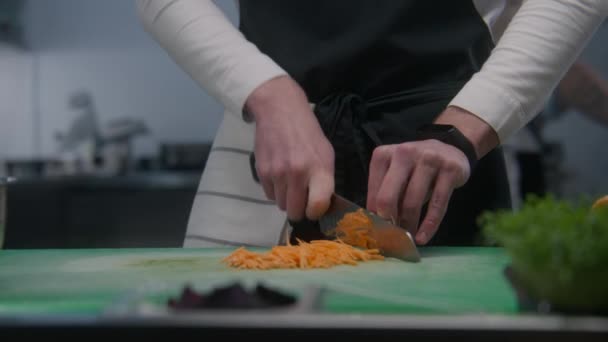 Mutfak Masasının Yanında Duran Tatlı Patatesleri Kesen Profesyonel Erkek Şefin — Stok video