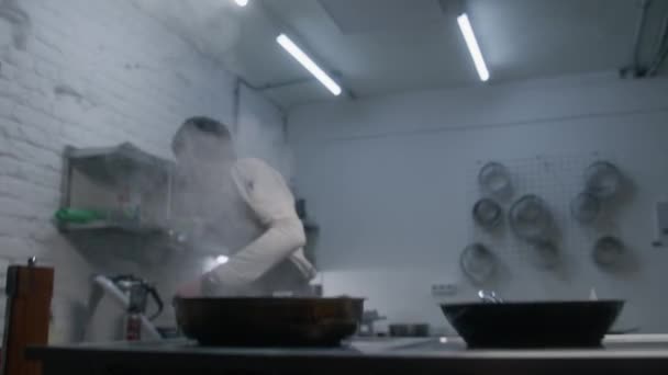 Chef Masculino Delantal Vierte Aceite Cocina Sartén Añade Pimienta Utilizando — Vídeos de Stock