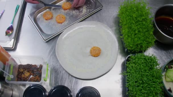 Chef Presentazione Del Piatto Prima Servire Cuoco Mette Patata Dolce — Video Stock