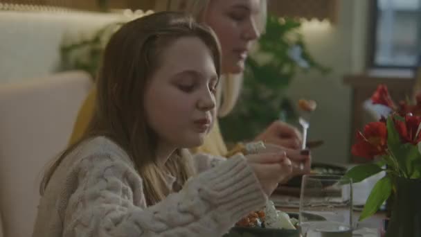 Fiatal Lány Finom Ételt Eszik Családi Vacsorán Anyával Modern Kávézóban — Stock videók