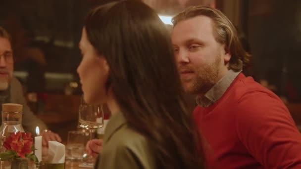 Bir Grup Insan Modern Gastro Kafede Oturur Şarap Içer Yemekte — Stok video
