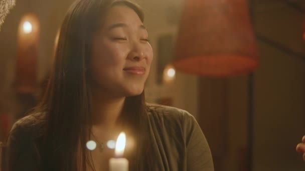 Азійка Сидить Сучасній Кафе Посміхається Розмовляє Жінка Зустрічі Друзями Або — стокове відео