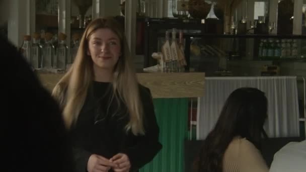 Női Pincér Bejáratnál Várja Vendégeket Lefoglalt Asztalnál Romantikus Pár Jön — Stock videók