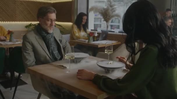 Kadın Erkek Modern Gastro Kafede Birlikte Oturur Şarap Içer Sohbet — Stok video