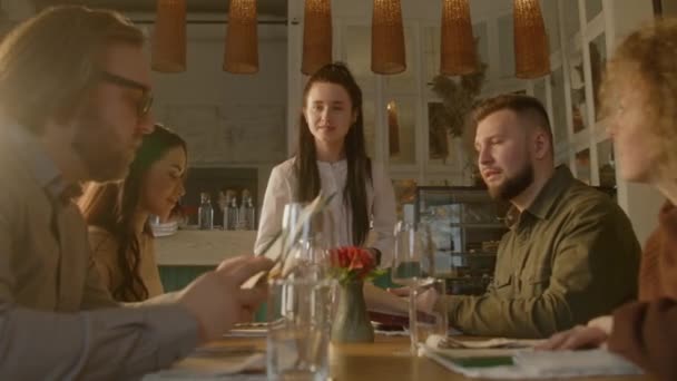 Serveerster Praat Met Gasten Dient Een Groep Vrienden Familie Mensen — Stockvideo