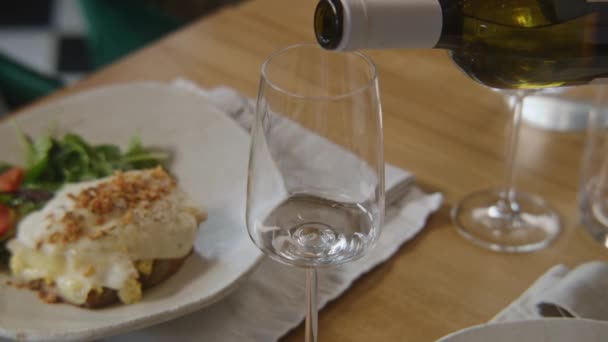 Крупным Планом Официант Наливает Белое Вино Бутылки Бокал Тарелка Вкусным — стоковое видео