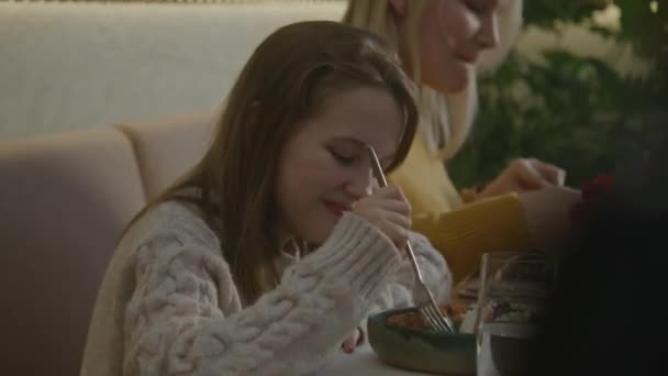 Молодая Девушка Улыбается Ест Вкусное Блюдо Семейном Ужине Мамой Современном — стоковое видео