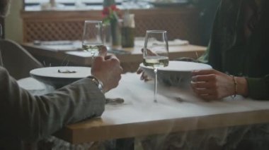 Moleküler mutfak restoranında buluşan bir çift. Masada kuru buz buharı olan iki lezzetli yemek. Kadın ve erkek, modern gastro kafede birlikte oturur, şarap içer ve sohbet ederler. Kamu hizmeti kavramı.