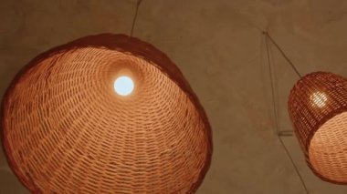 Modern kafede ya da gastro barında tavana asılı olan dekoratif hasır avizeyi yakın plan çek. Restoranda otantik bir iç mimar. Halka açık yerlerde şık bir dekor. İçerideki ışıklandırma.