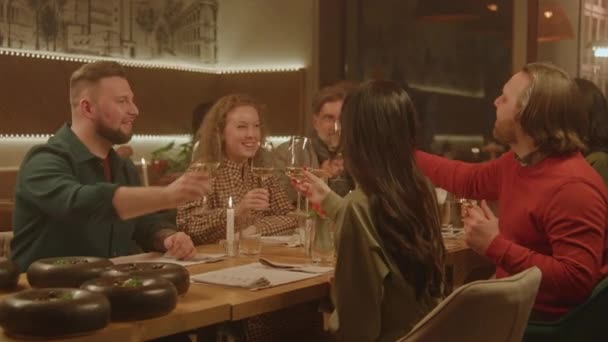 Neşeli Bir Grup Insan Modern Gastro Kafede Akşam Yemeğinde Kadeh — Stok video