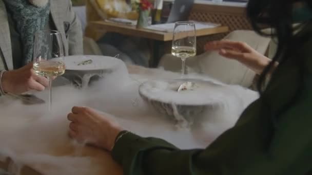 Hombre Mujer Sientan Mesa Cafetería Moderna Juntos Beber Vino Hablar — Vídeo de stock