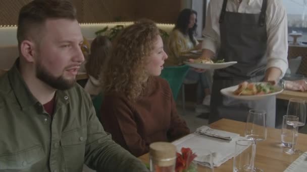 Modern Mutfağı Olan Bir Kafede Oturan Arkadaşlarıyla Konuşan Yetişkin Bir — Stok video