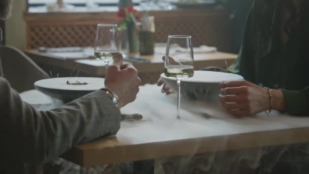 Couple Une Date Dans Restaurant Cuisine Moléculaire Deux Délicieux Plats — Video