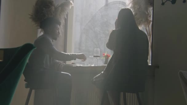 Многонациональная Пара Сидящая Столом Окна Дегустирует Вкусные Блюда Кафе Современной — стоковое видео