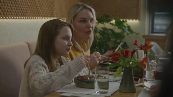 Matka Dwójką Dzieci Rodzinny Obiad Rozmawia Śmieje Się Współczesnej Gastronomicznej — Wideo stockowe