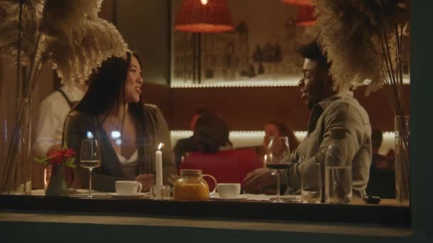 Африканский Американец Азиатка Сидят Вместе Современном Гастро Кафе Пьют Вино — стоковое видео