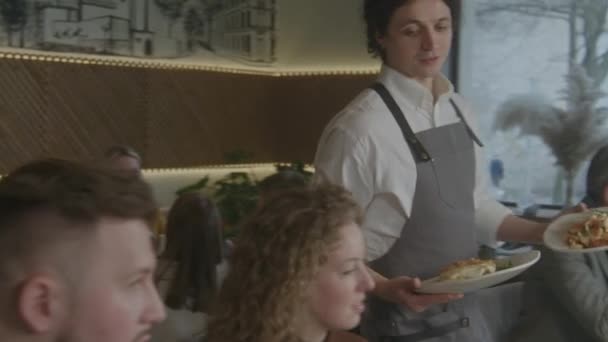 Cameriere Maschile Uniforme Porta Piatti Con Piatti Gourmet Agli Ospiti — Video Stock