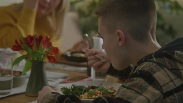 Kisfiú Finom Salátát Eszik Családi Vacsorán Anyával Húgával Modern Kávézóban — Stock videók