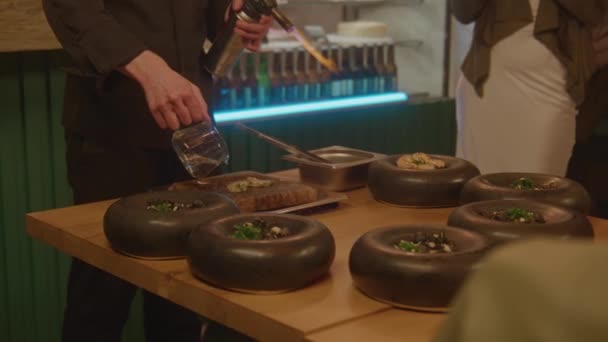 Erkek Şef Modern Gastro Kafede Insanların Önünde Flambe Tarzı Yemek — Stok video