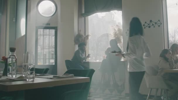 Afro Amerikalı Bir Adam Asyalı Bir Kadın Pencerenin Yanındaki Masada — Stok video
