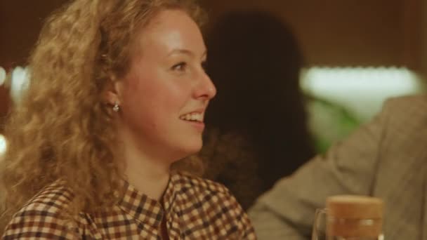 Zamknij Ujęcie Kobiety Siedzącej Nowoczesnej Gastro Kawiarni Uśmiechającej Się Rozmawiającej — Wideo stockowe