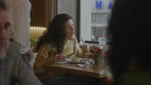 Молода Жінка Сидить Столом Сучасному Кафе Їсть Смачну Їжу Працює — стокове відео