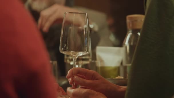 Крупним Планом Знімок Жіночих Рук Тримають Келих Білого Вина Ресторані — стокове відео